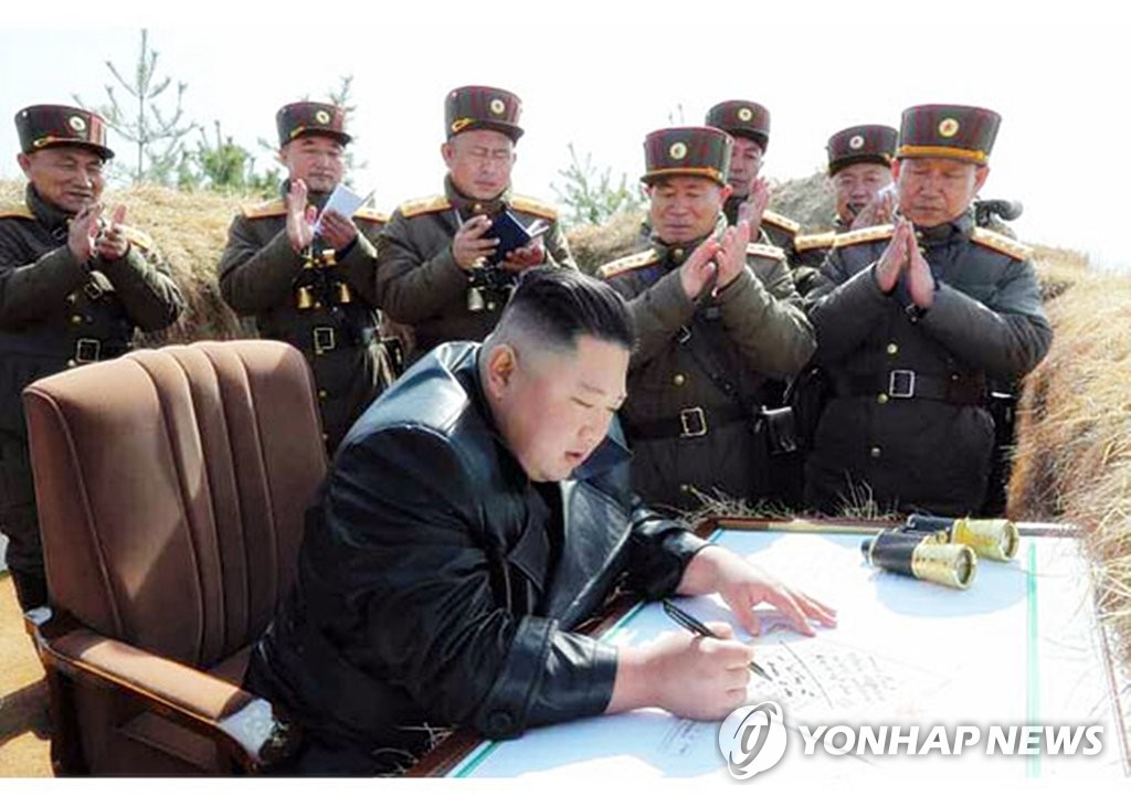 서부전선대연합부대 포사격대항경기 지도한 김정은, 친필 수여