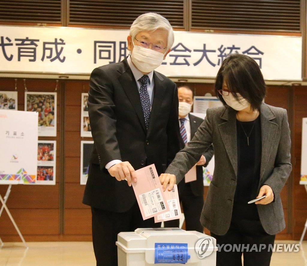 在外投票を行う南氏（左）＝１日、東京（聯合ニュース）