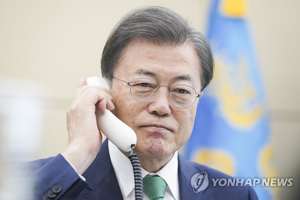 South Korean President Moon Jae-in holds phone talks with Danish Prime Minister Mette Frederiksen at Cheong Wa Dae in Seoul on April 2, 2020 in this photo provided by Moon's office. (PHOTO NOT FOR SALE) (Yonhap)