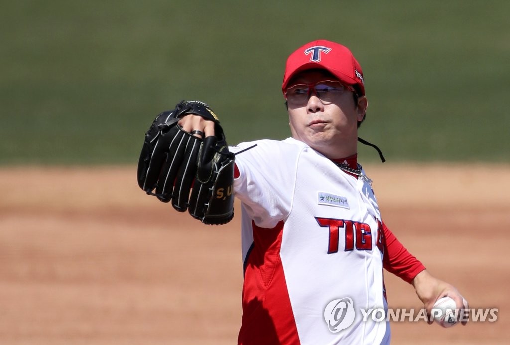 In this file photo from April 5, 2020, Yang Hyeon-jong of the Kia Tigers pitches in an intrasquad game at Gwangju-Kia Champions Field in Gwangju, 330 kilometers south of Seoul. (Yonhap)
