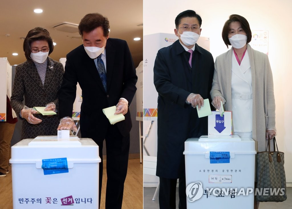 These photos show former Prime Minister Lee Nak-yon (L) of the ruling Democratic Party and Hwang Kyo-ahn (R) of the main opposition United Future Party casting ballots in parliamentary elections in the Jongno district in central Seoul on April 15, 2020. (Yonhap)