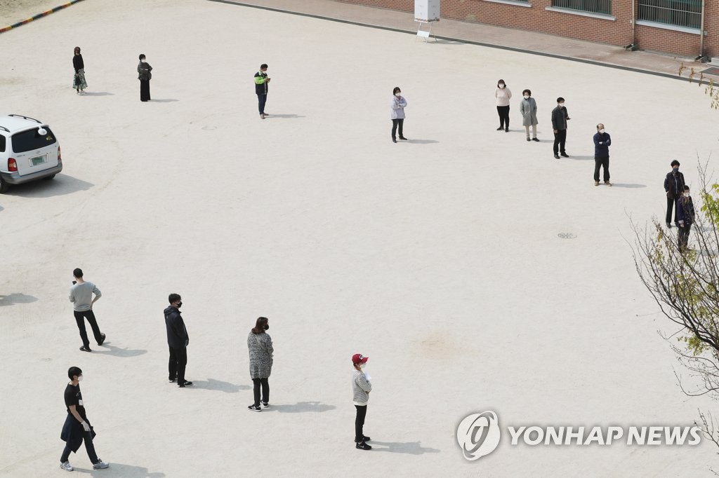 (3rd LD) S. Koreans vote amid coronavirus outbreak with higher turnout than before