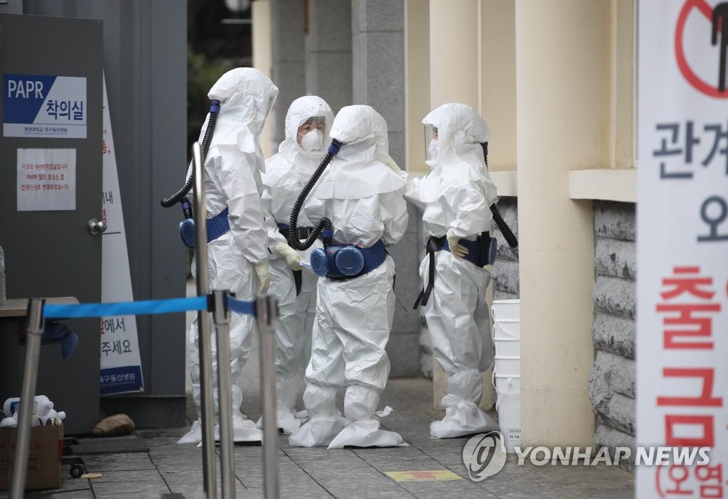 Medical workers get ready to enter a special ward for coronavirus patients at Keimyung University Daegu Dongsan Hospital in the southeastern city of Daegu on April 17, 2020. (Yonhap)