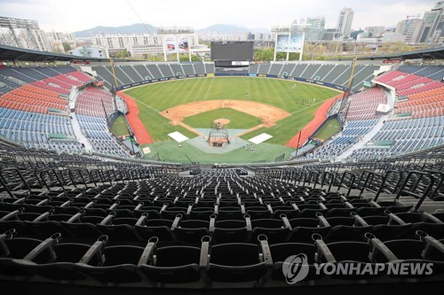The Doosan Bears practice at Jamsil Stadium in Seoul on April 20, 2020, on the eve of the start of the Korea Baseball Organization preseason. (Yonhap)