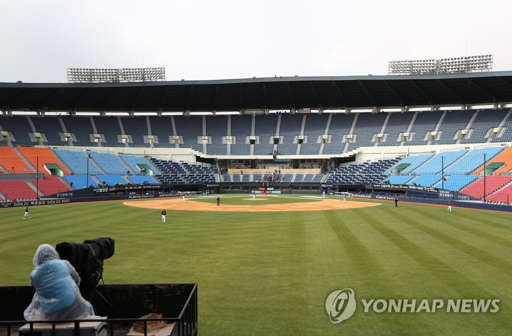 A Korea Baseball Organization preseason game between the Doosan Bears and the Kiwoom Heroes takes place at Jamsil Stadium in Seoul on April 22, 2020. (Yonhap)