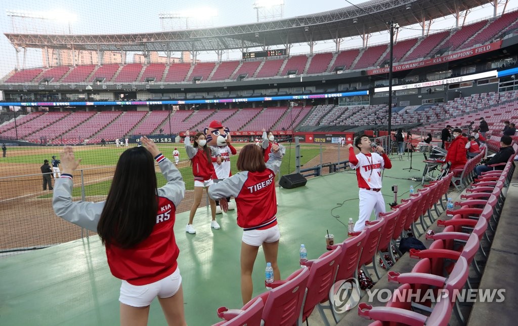 Cheerleaders perform during a baseball practice event at a stadium without any spectators in Gwangju, about 330 kilometers south of Seoul, on April 27, 2020. (Yonhap)