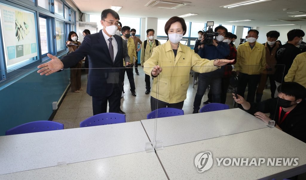 変わる学校生活　マスク常時着用し食事中も会話なし＝韓国