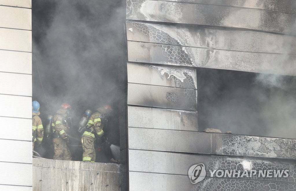 인명 수색하는 소방관들