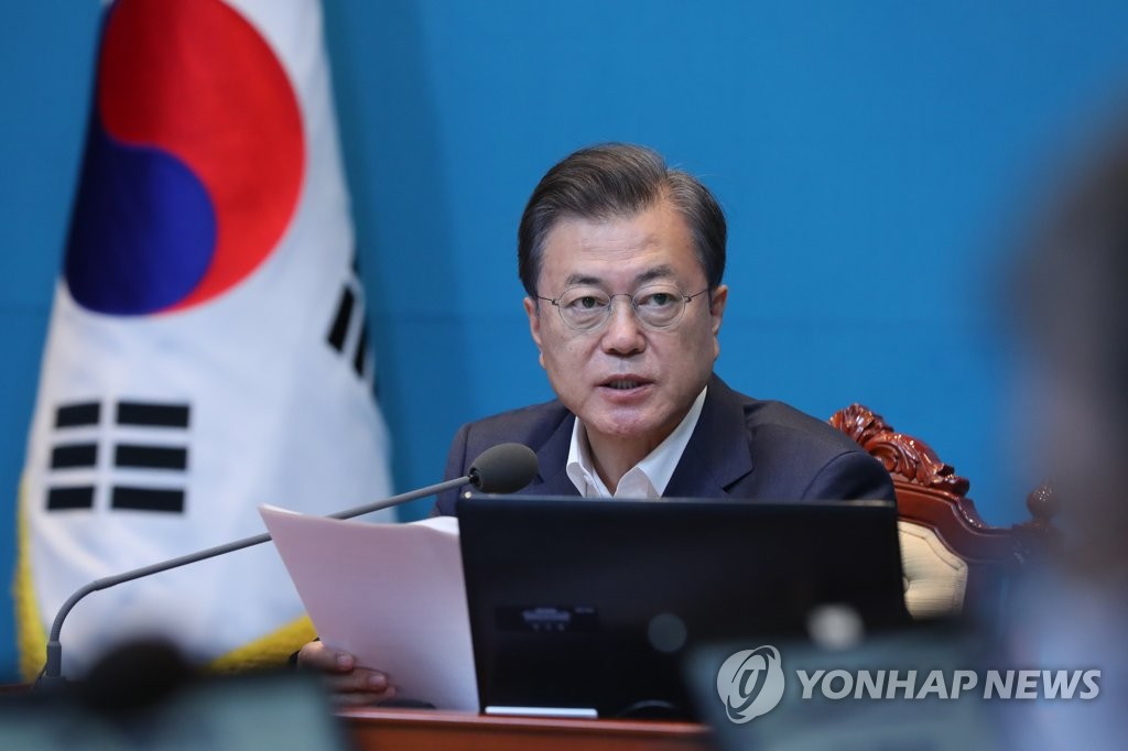 Le président Moon Jae-in prend la parole lors d'une réunion avec ses hauts conseillers à Cheong Wa Dae, à Séoul, le lundi 4 mai 2020.