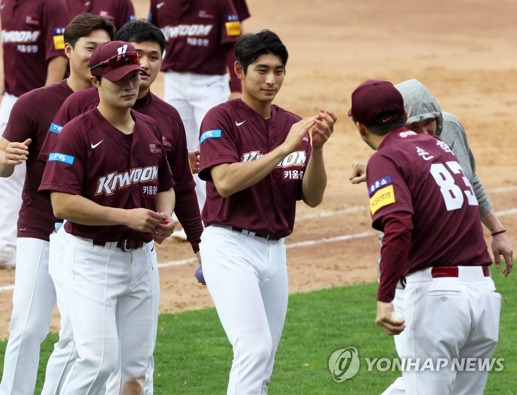 This file photo from May 5, 2020, shows Kiwoom Heroes' manager Son Hyuk (R) celebrating the team's 11-2 victory over the Kia Tigers for his first win as a Korea Baseball Organization manager at Gwangju-Kia Champions Field in Gwangju, 330 kilometers south of Seoul. (Yonhap)