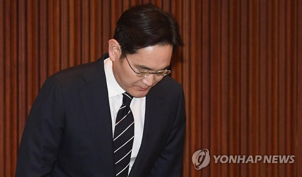 Samsung Electronics Vice Chairman Lee Jae-yong, the heir of Samsung Group, bows during his press conference at the company's office building in Seoul on May 6, 2020. (Yonhap)