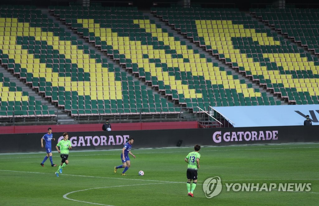 The 2020 K League 1 season opener between Jeonbuk Hyundai Motors and Suwon Samsung Bluewings is under way at Jeonju World Cup Stadium in Jeonju, 240 kilometers south of Seoul, on May 8, 2020. (Yonhap)