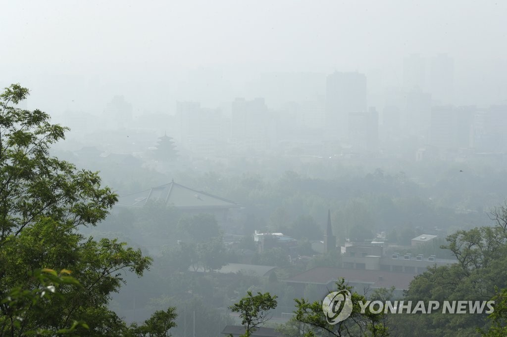 This May 11, 2020, file photo taken at Mount Inwang in central Seoul shows the capital covered in fine dust. (Yonhap)