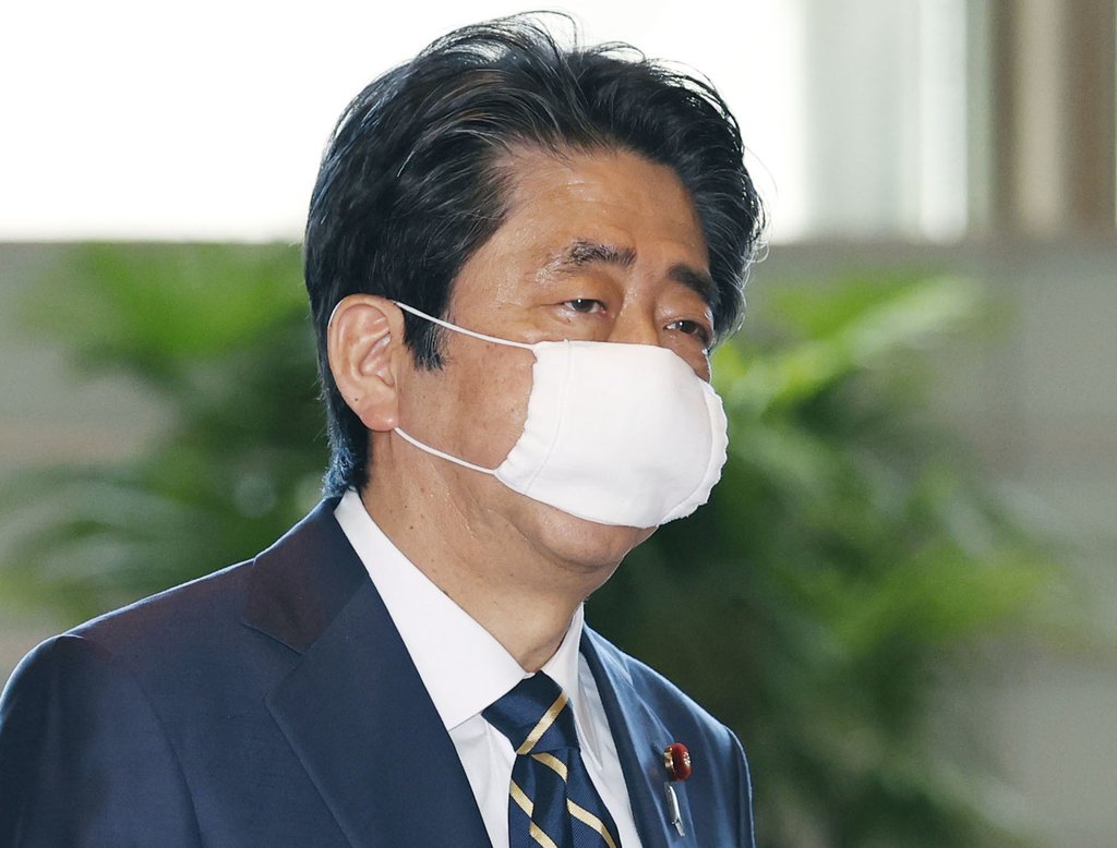 (도쿄 교도=연합뉴스) 아베 신조 일본 총리가 14일 천 마스크를 쓴 채 총리관저로 들어가고 있다.