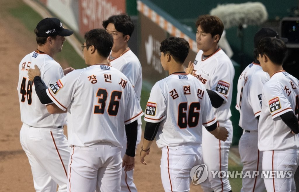Chad Bell of the Hanwha Eagles (L) is greeted by his teammates after getting out of a bases-loaded jam against the LG Twins in the top of the third inning of a Korea Baseball Organization regular season game at Hanwha Life Eagles Park in Daejeon, 160 kilometers south of Seoul, on May 26, 2020. (Yonhap)