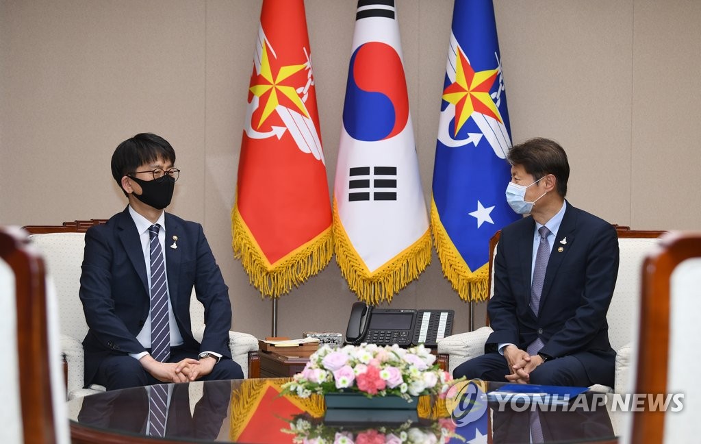 Vice Defense Minister Park Jae-min (L) and Vice Health Minister Kim Ganglip hold talks at the defense ministry in Seoul on May 27, 2020, in this photo provided by Park's office. (PHOTO NOT FOR SALE) (Yonhap) 
