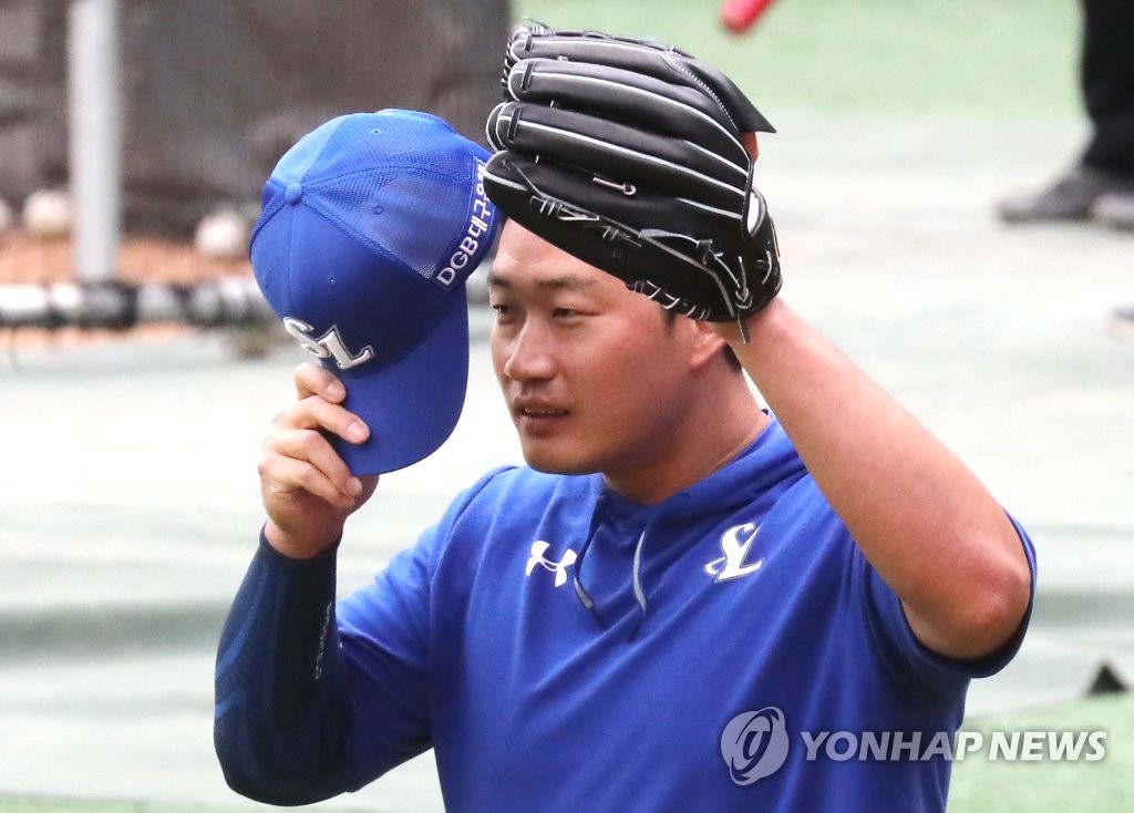 Oh Seung-hwan of the Samsung Lions puts on his cap during practice at Jamsil Baseball Stadium in Seoul on June 2, 2020. (Yonhap)