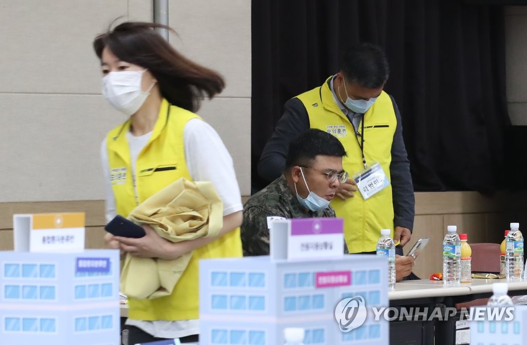 A drill for the systematic use of hospital beds is under way at the National Medical Center in Seoul on June 5, 2020, to prepare for possible coronavirus mass infections in metropolitan areas. The drill was arranged by the Central Disaster and Safety Countermeasures Headquarters. (Yonhap)