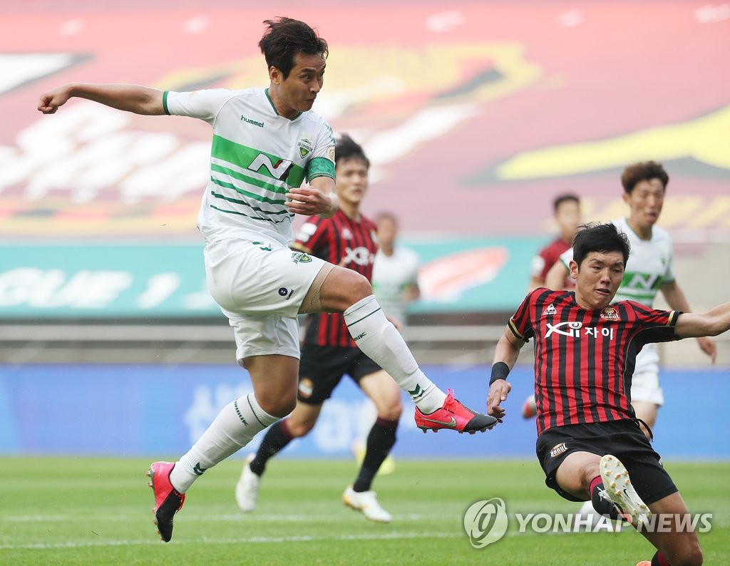 Lee Dong-gook of Jeonbuk Hyundai Motors scores against FC Seoul during the teams' K League 1 match at Seoul World Cup Stadium in Seoul on June 6, 2020. (Yonhap)