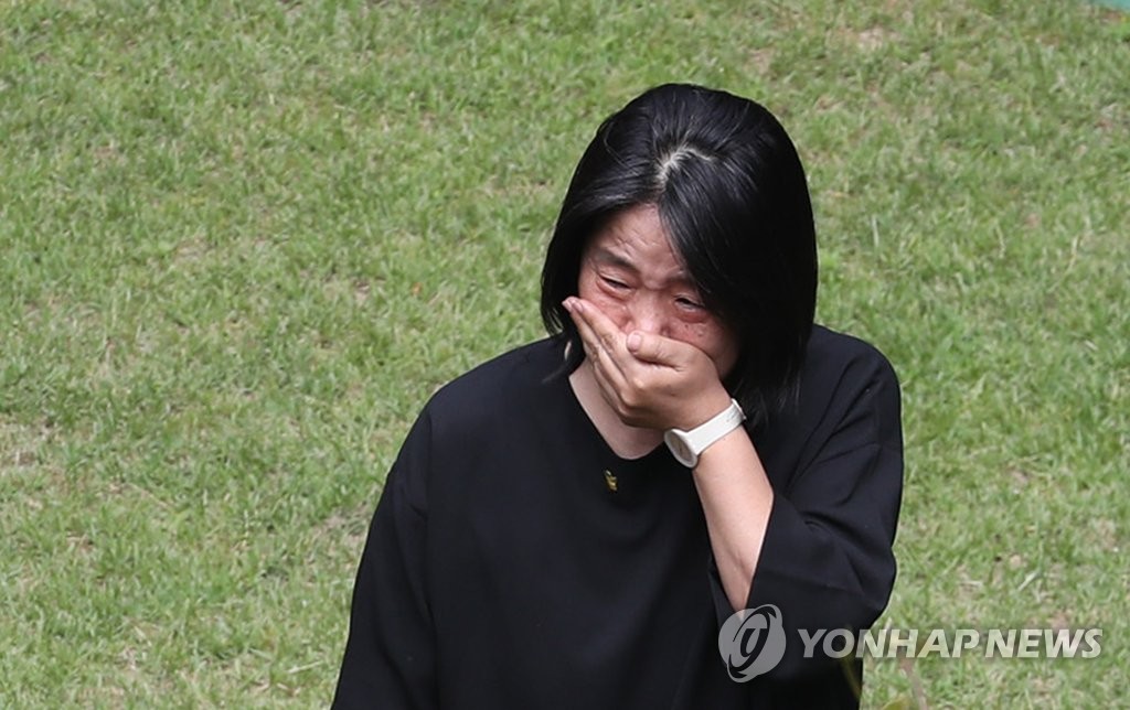 Rep. Yoon Mee-hyang of the ruling Democratic Party sobs upon arriving at a shelter for surviving victims of Japan's wartime sexual slavery on June 7, 2020. The head of the shelter was found dead by the police the previous day amid an investigation into the Korean Council for Justice and Remembrance, which runs the shelter, sparked by a prominent victim's allegation last month that Yoon, the group's former chief, misused donations and exploited the victims for her political ambitions. (Yonhap)
