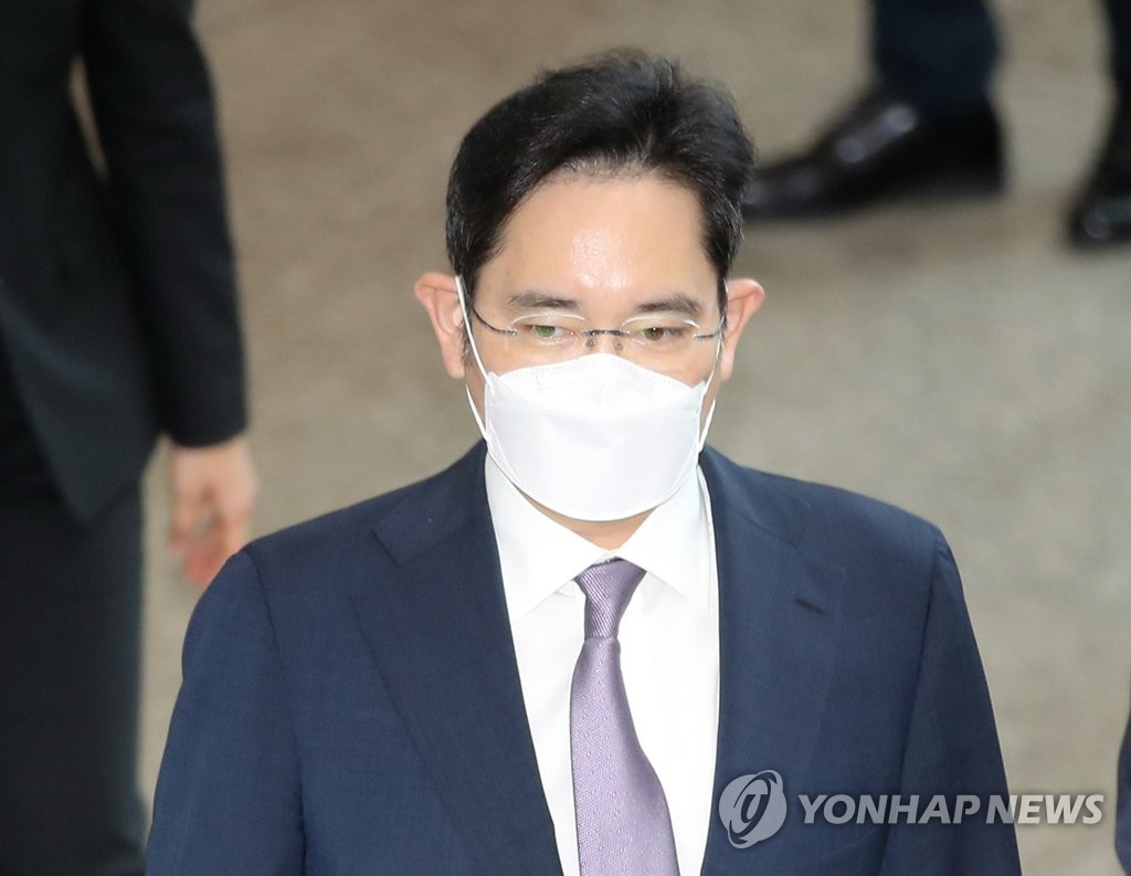 Lee Jae-yong, vice chairman of Samsung Electronics, appears at Seoul Central District Court in southern Seoul on June 8, 2020, for a hearing on the prosecution's arrest warrant request against him. (Yonhap)