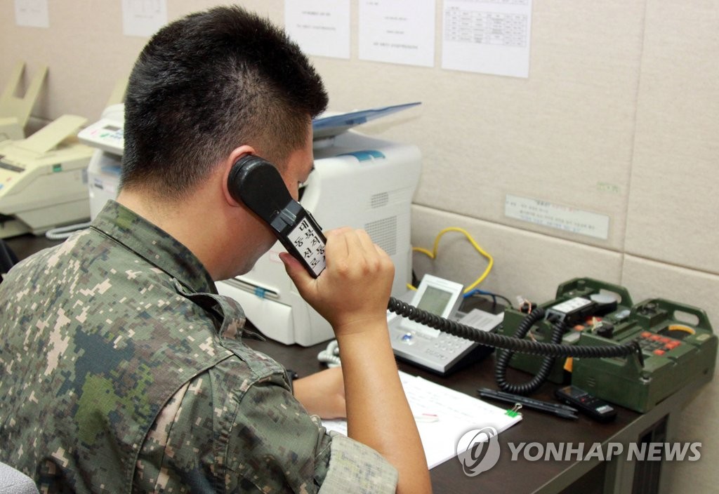 지난 2013년 9월 6일 군 관계자가 서해지구 군 통신선을 활용해 북측과 시험통화를 하는 모습. [연합뉴스 자료사진]