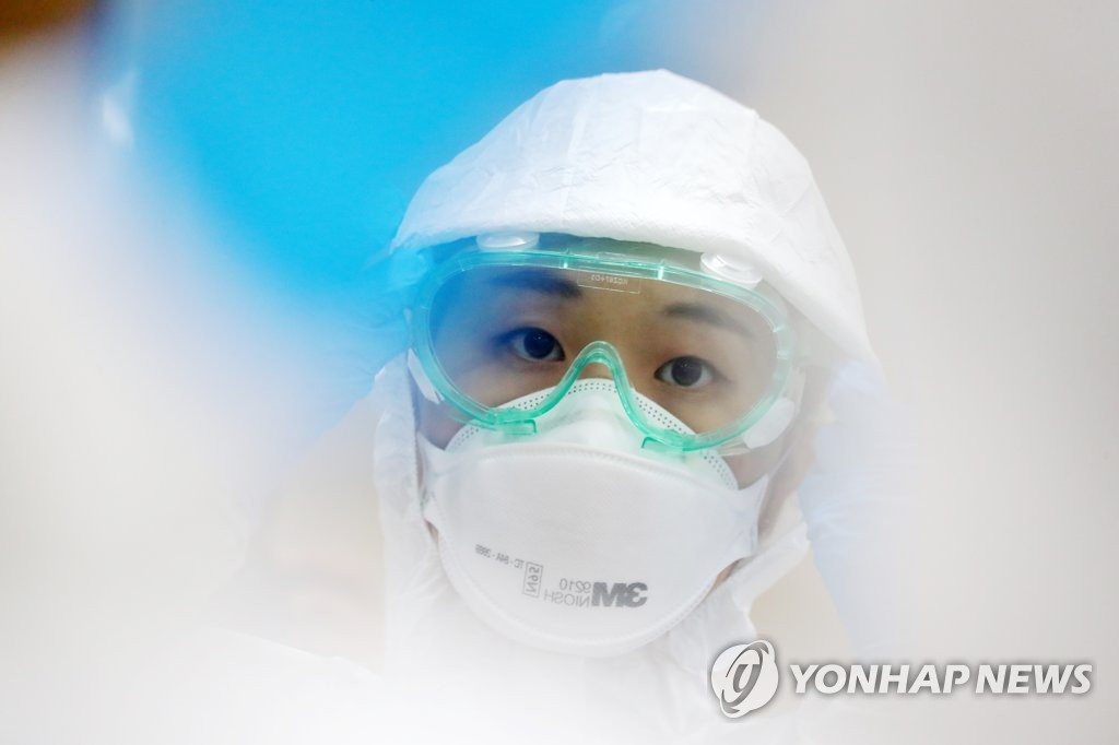 A nurse working at a Seoul community health center is clad in protective gear against the new coronavirus, in this file photo. (Yonhap)