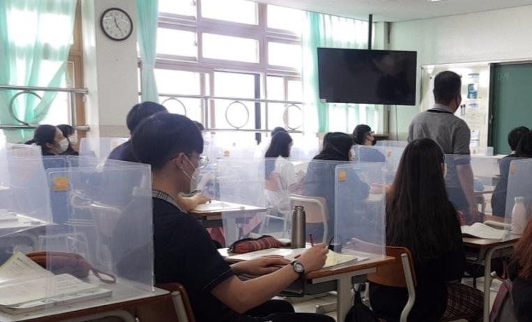 Students take in-person classes at a high school located in Ansan, just south of Seoul, on June 10, 2020. (Yonhap)