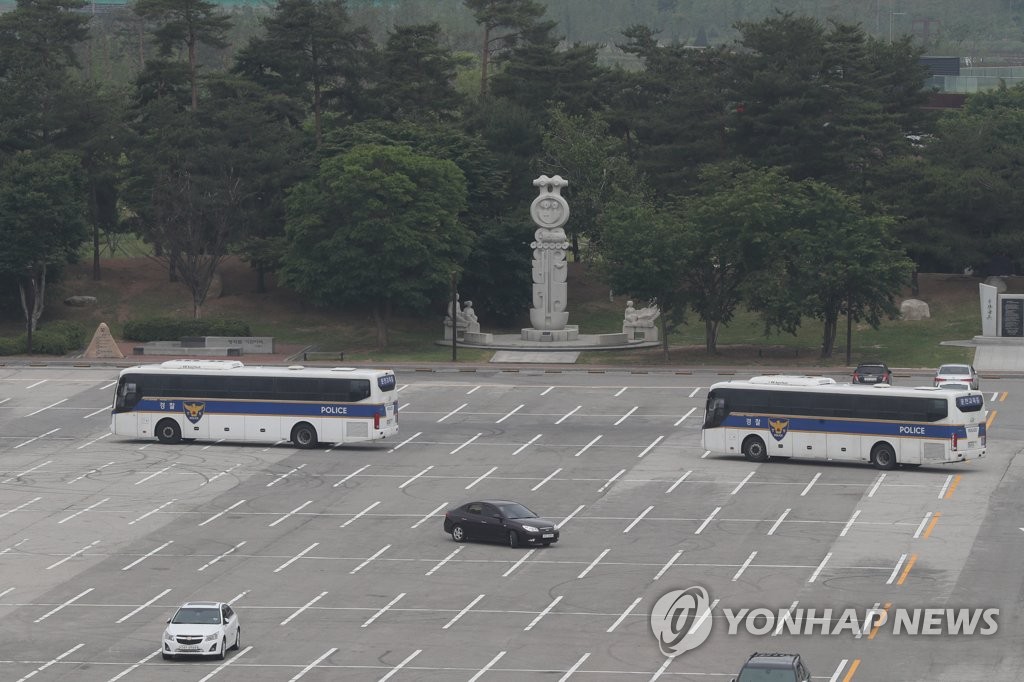 Police buses arrive at Imjingak in the South Korean border city of Paju, north of Seoul, on June 12, 2020, where anti-North Korea activist groups usually launch balloons toward North Korea carrying leaflets denouncing Pyongyang. The Gyeonggi provincial government said the same day it will thoroughly block any attempt to send anti-North Korea propaganda leaflets across the border by designating parts of its border areas as off-limits danger zones. (Yonhap)