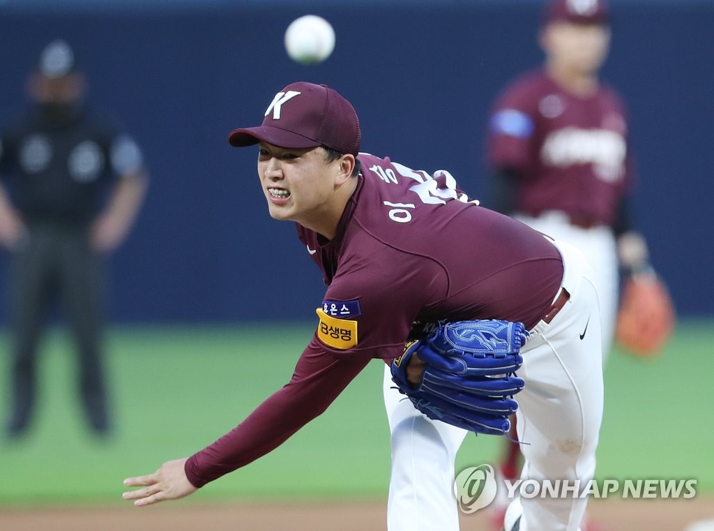 In this file photo from June 12, 2020, Lee Seung-ho of the Kiwoom Heroes pitches against the NC Dinos their Korea Baseball Organization regular season game at Changwon NC Park in Changwon, 400 kilometers southeast of Seoul. (Yonhap)