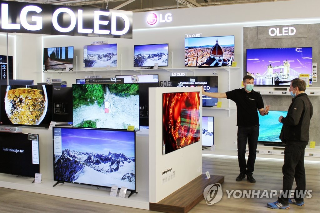 This photo provided by LG Electronics Inc. on June 15, 2020, shows the company's OLED TV products at a store overseas. (PHOTO NOT FOR SALE) (Yonhap)