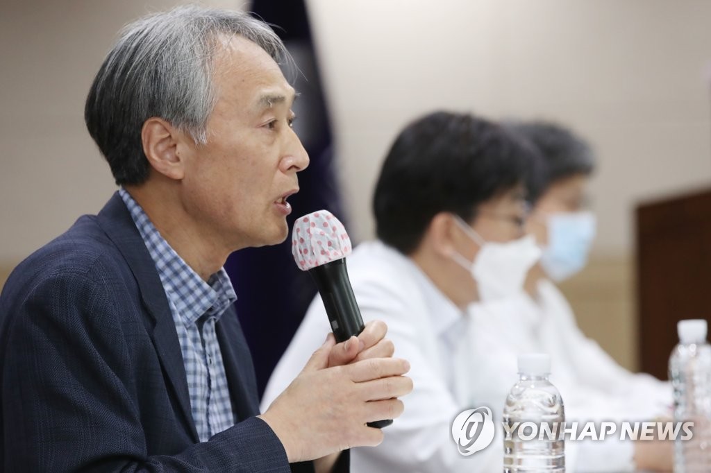Oh Myoung-don, head of South Korea's central clinical committee for emerging disease control, speaks in a press briefing in Seoul on June 21, 2020. (Yonhap)