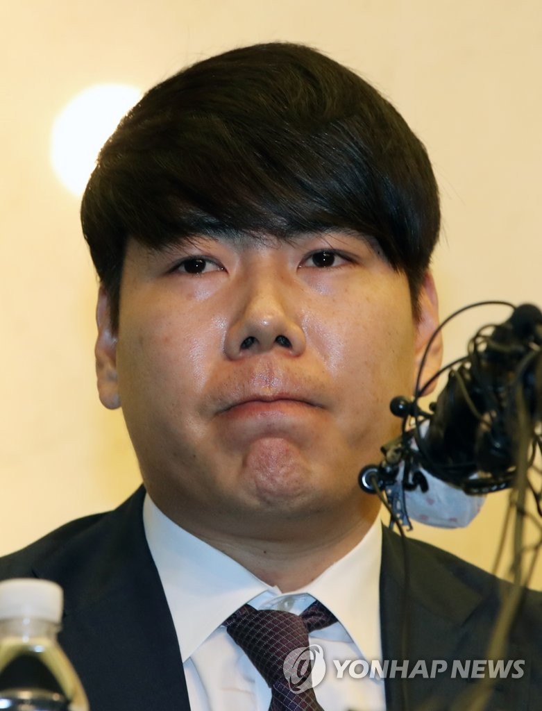 Former major league player Kang Jung-ho listens to a question at a press conference at a Seoul hotel on June 23, 2020, as he apologizes for his past drunk driving cases in a bid to return to the Korea Baseball Organization. (Yonhap)