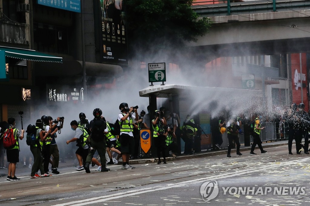 보안법 항의 시위대에 물대포 발사하는 홍콩 경찰