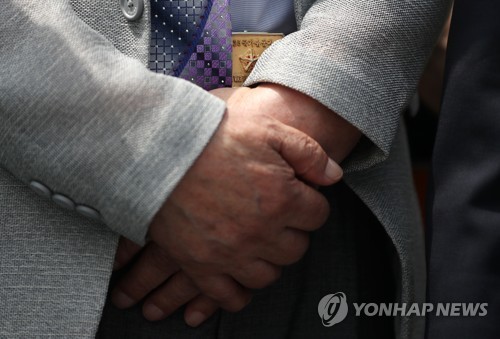 두손 모은 국군포로