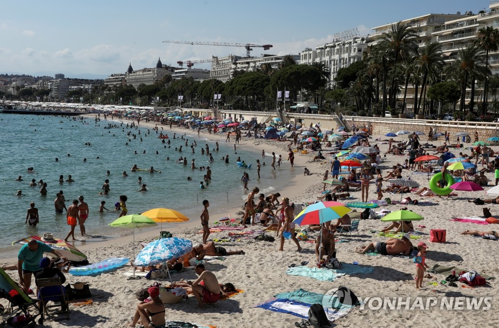 해변에서 여유 즐기는 프랑스 시민들