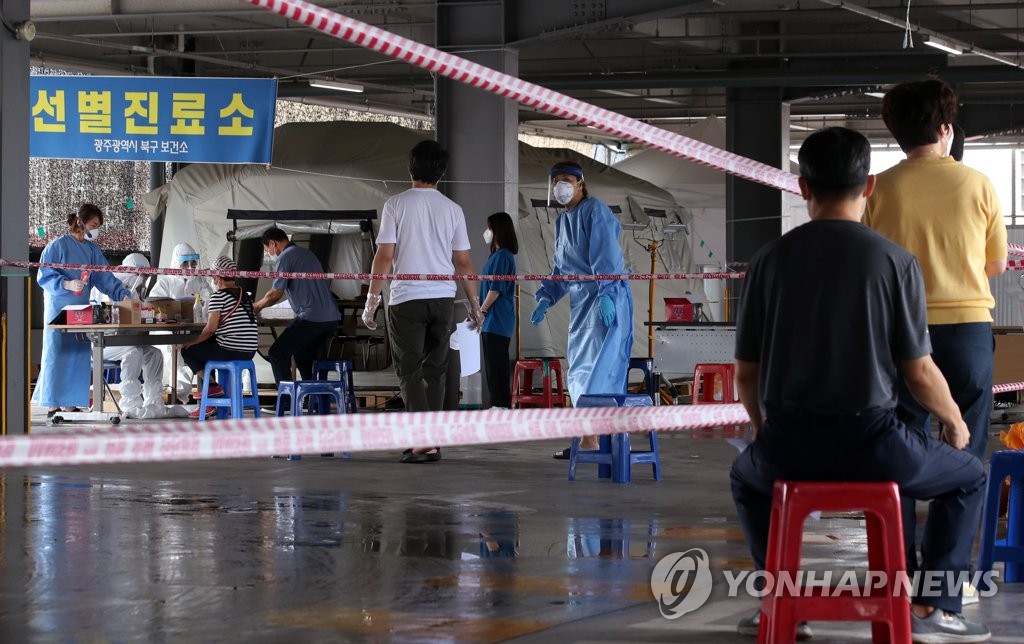 Visitors wait in line to receive new coronavirus tests at a makeshift clinic located in Gwangju, 330 kilometers southwest of Seoul, on July 10, 2020. (Yonhap)