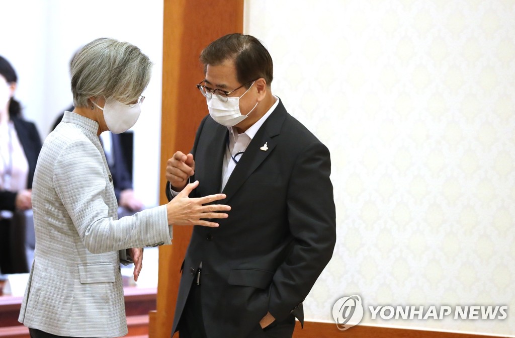 Cette photo d'archives datée du 21 juillet 2020 montre Suh Hoon (à dr.), conseiller présidentiel à la sécurité nationale et la ministre des Affaires étrangères Kang Kyung-wha à Cheong Wa Dae avant la réunion hebdomadaire du Cabinet au bureau présidentiel à Séoul.
