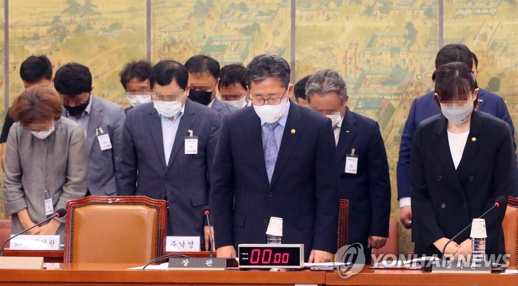 Participants of a parliamentary hearing convened by the sports committee at the National Assembly in Seoul bow their heads in respect to the late triathlete Choi Suk-hyeon on July 22, 2020. (Yonhap)