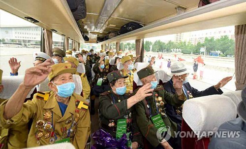 전국노병대회 위해 평양에 도착한 노병들