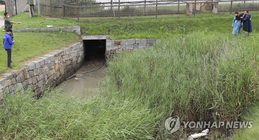 This photo, taken on July 27, 2020, shows a drain that runs under barbed wire fences in the northern part of Ganghwa Island, west of Seoul, which may have been used by a North Korean defector to return home. The military said a bag belonging to the 24-year-old man, only identified by his family name Kim, was found near the drain. Authorities speculated that the defector swam to North Korea. (Yonhap)