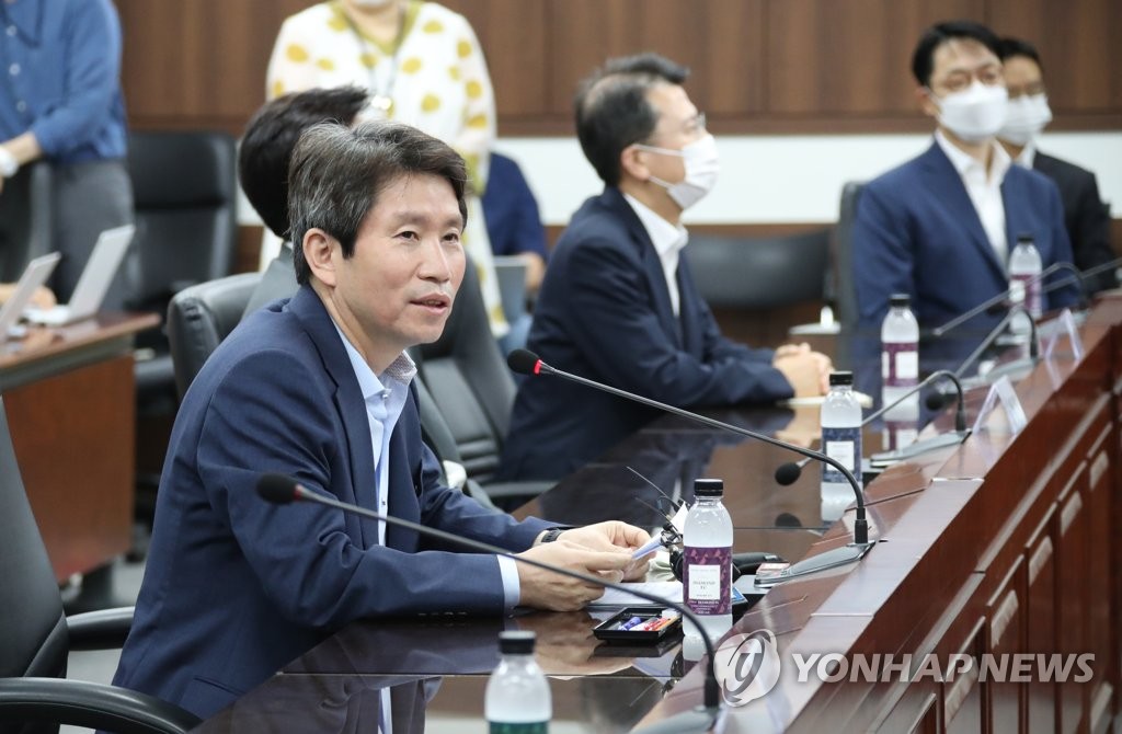 Unification Minister Lee In-young (L) speaks at a "brainstorming" meeting with his staff on July 28, 2020, a day after he took office as head of the ministry handling inter-Korean affairs. (Yonhap)