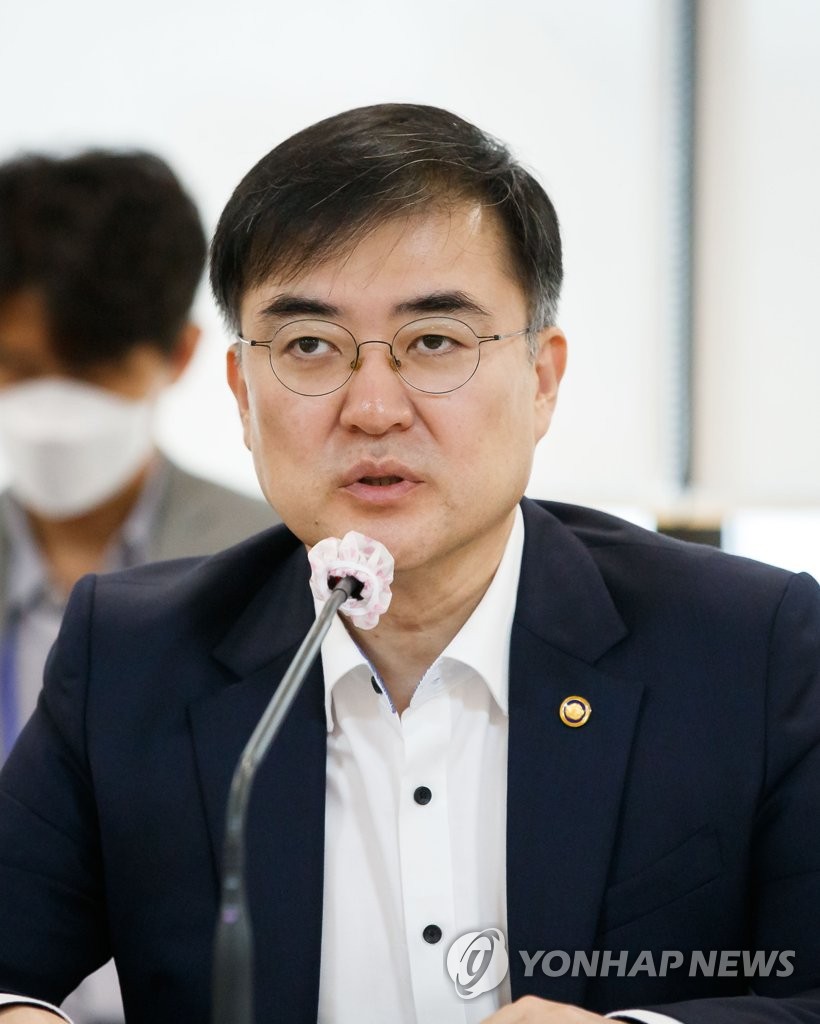 This photo taken on July 28, 2020, and provided by the Financial Services Commission (FSC) shows FSC Vice Chairman Sohn Byung-doo speaking at a financial risk management meeting in central Seoul. (PHOTO NOT FOR SALE) (Yonhap) 
