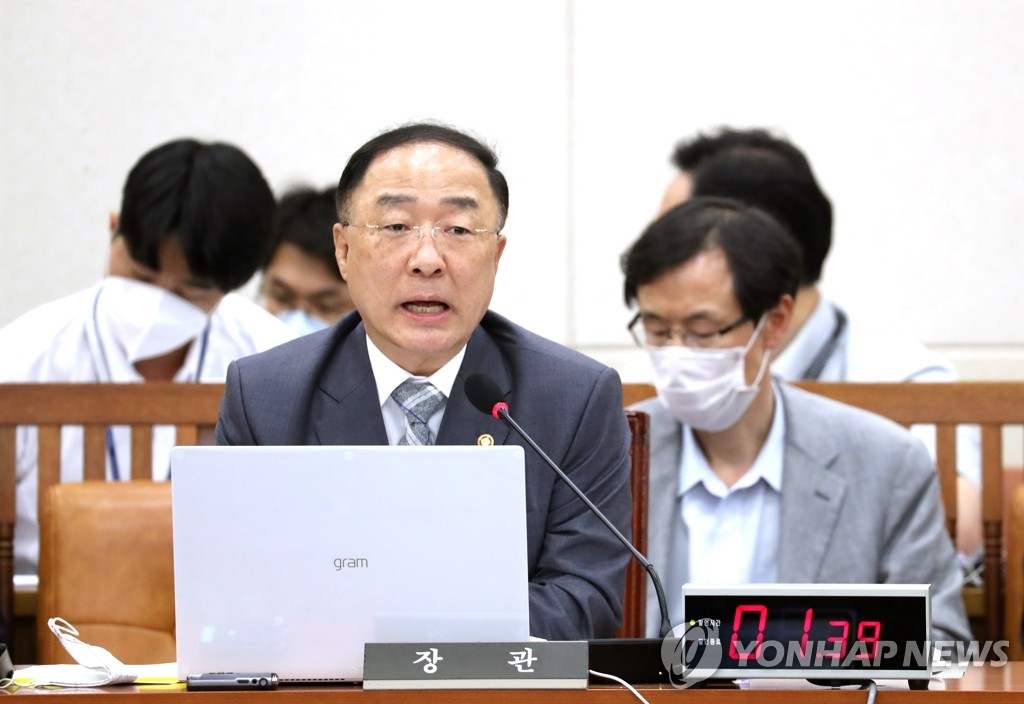 Finance Minister Hong Nam-ki speaks at a parliamentary meeting on July 28, 2020. (Yonhap) 