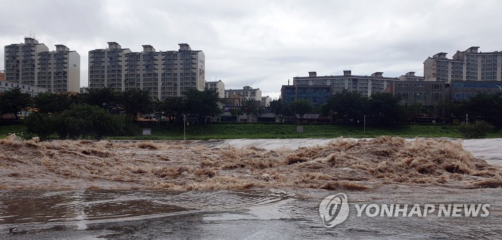 거센 물살 흐르는 광주천