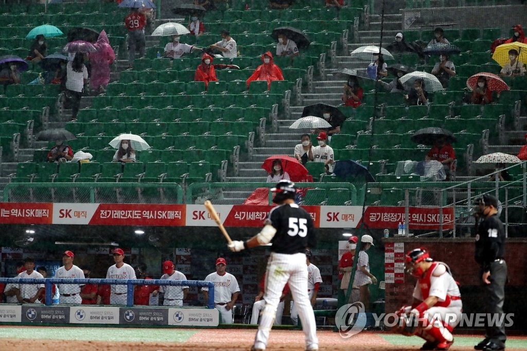 In this file photo from July 29, 2020, fans brave the rain as they watch a Korea Baseball Organization regular season game between the home team SK Wyverns and the LG Twins at SK Happy Dream Park in Incheon, 40 kilometers west of Seoul. (Yonhap)
