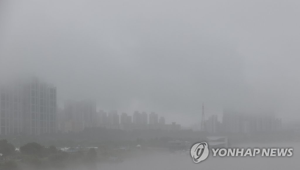 豪雨に見舞われたソウル＝２日、ソウル（聯合ニュース）