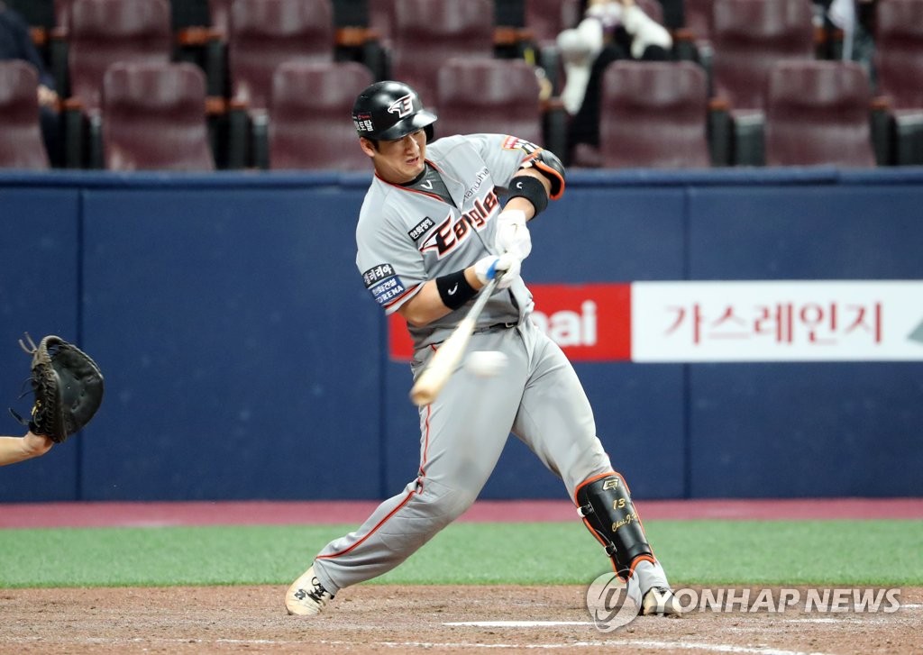Choi Jae-hoon of the Hanwha Eagles hits an RBI single in the top of the 12th inning of a Korea Baseball Organization regular season game against the Kiwoom Heroes at Gocheok Sky Dome in Seoul on Aug. 11, 2020. (Yonhap)