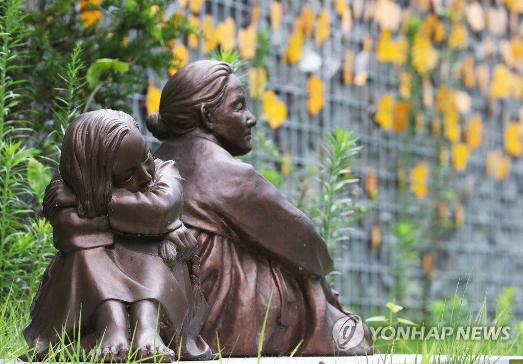 慰安婦被害者が共同生活するソウル近郊の「ナヌムの家」に置かれた彫刻像（資料写真）＝（聯合ニュース）