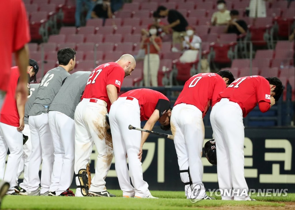 In this file photo from Aug. 16, 2020, SK Wyverns players bow toward the stands after losing to the Kia Tigers 8-5 in a Korea Baseball Organization regular season game at Gwangju-Kia Champions Field in Gwangju, 330 kilometers south of Seoul. (Yonhap)